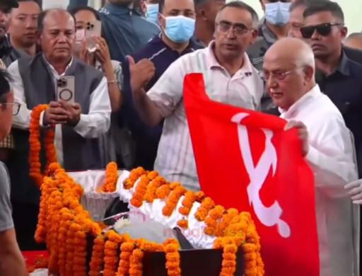सुवास नेम्वाङको पार्थिव शरीरमा केपी ओलीले ओढाए पार्टीको झण्डा 